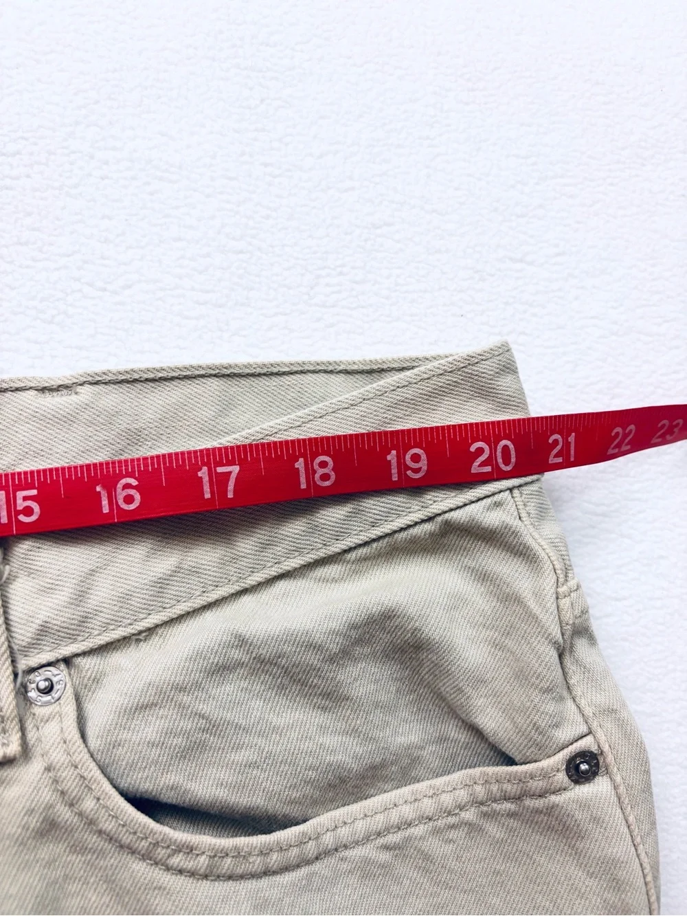 Vintage Men's Levi's 550 Light Beige Denim “Jorts” Denim Jeans Shorts Size 42